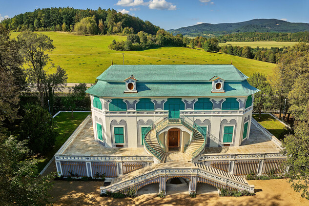 Letohrádek Bellarie v zahradě zámku Český Krumlov z výšky